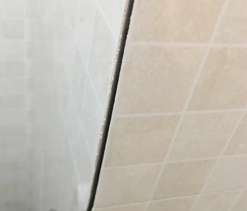 咸宁市瓷砖空鼓维修公司分享阳台瓷砖脱落的修复过程可以分为以下几个步骤