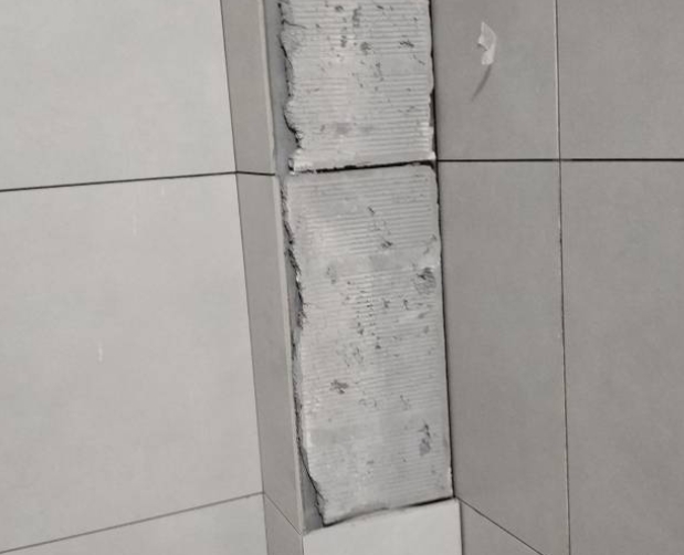 咸宁市瓷砖空鼓维修公司分享下瓷砖施工前基层浇水润湿程度不足，可能导致以下问题