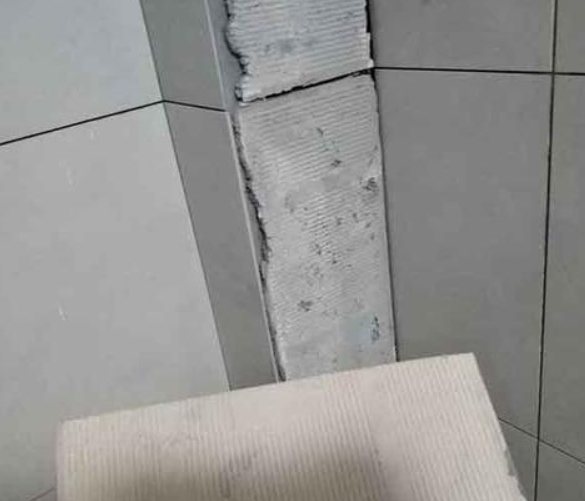 咸宁市瓷砖空鼓维修公司分享下厨房瓷砖脱落的补救措施。